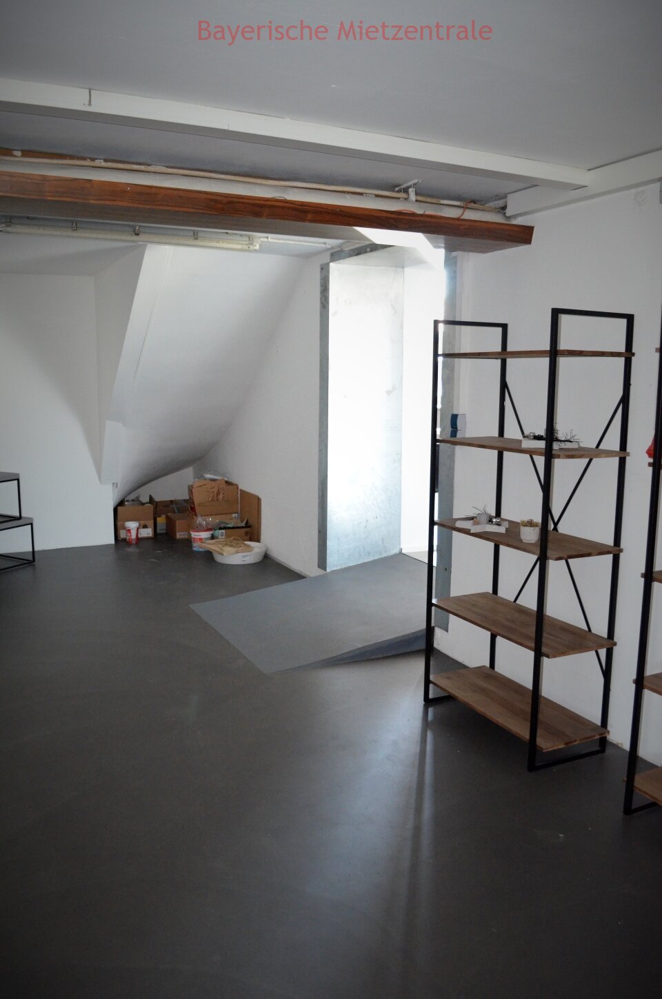 ***BAYERISCHE MIETZENTRALE: helle und großzügige Büro- oder Lagerräume***